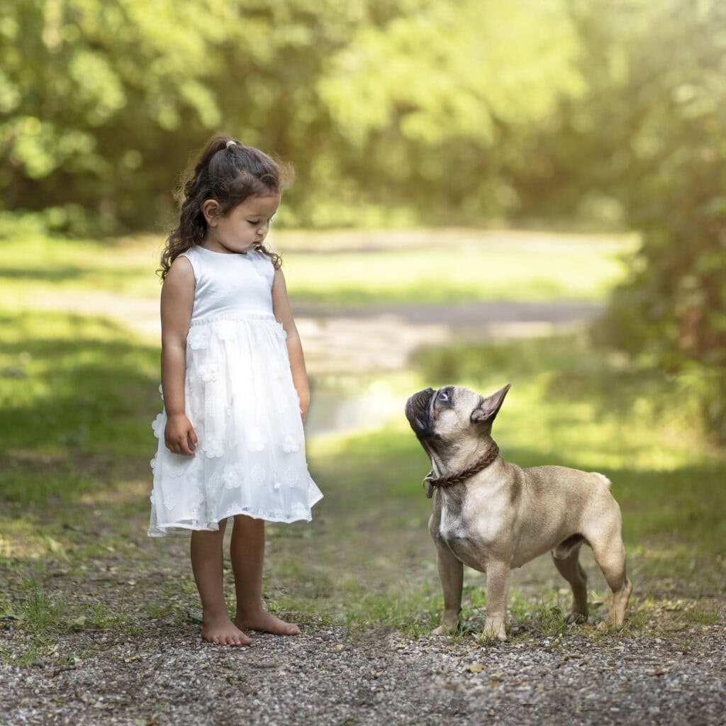 kleines Mädchen mit Hund - echte Fotografie